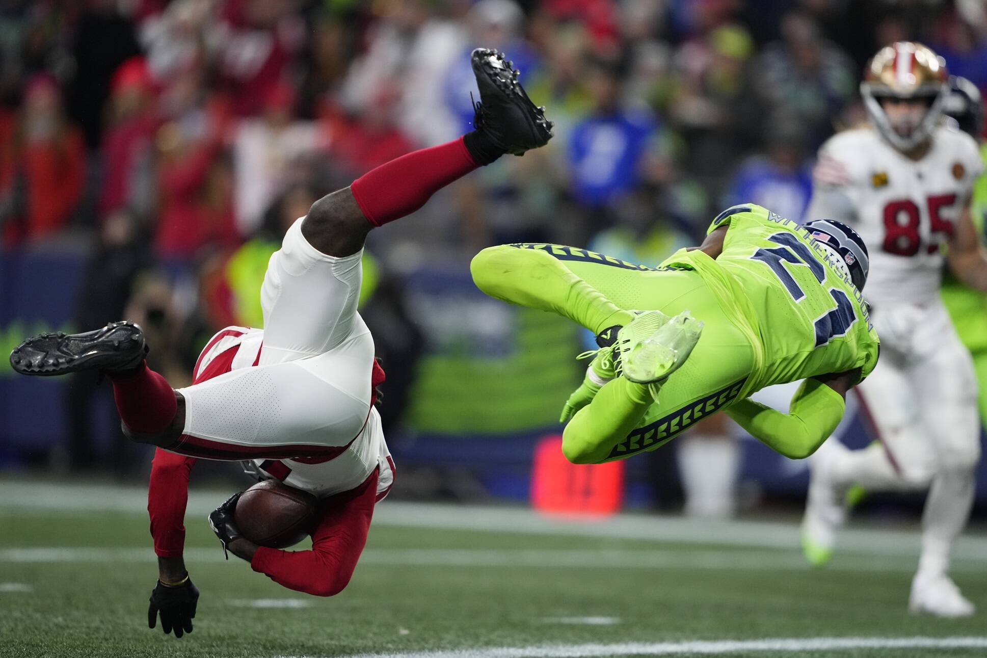 Lindsey Wasson/The Associated Press
San Francisco 49ers wide receiver Brandon Aiyuk, left, defended by Seattle Seahawks cornerback Devon Witherspoon (21) catches a 28-yard pass for a touchdown during the second half Thursday night at Lumen Field in Seattle.
