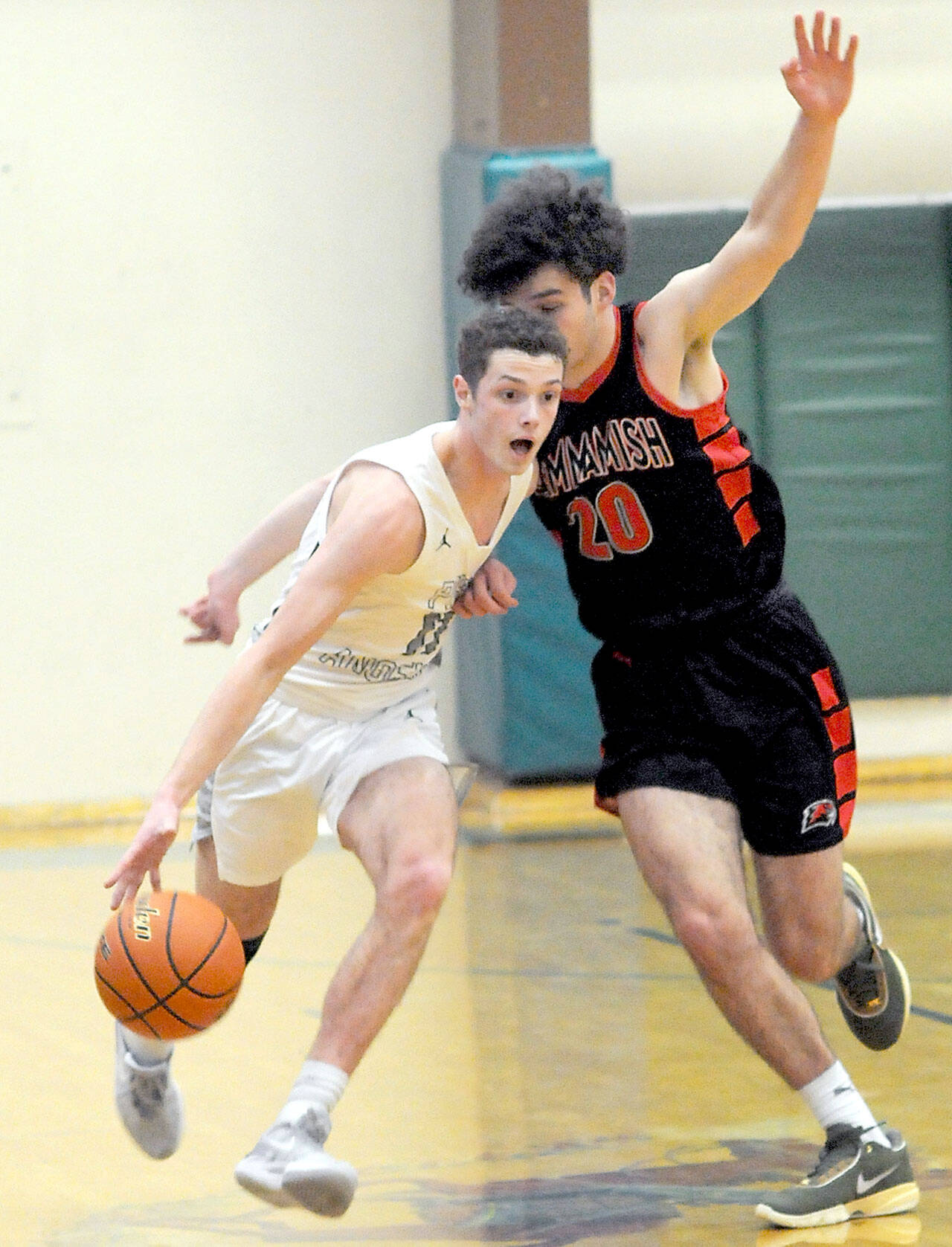 Port Angeles’ Dallas Dunning is pursued by Sammamish’s Hudson Reed during Wednesday’s game in Port Angeles. (Keith Thorpe/Peninsula Daily News)