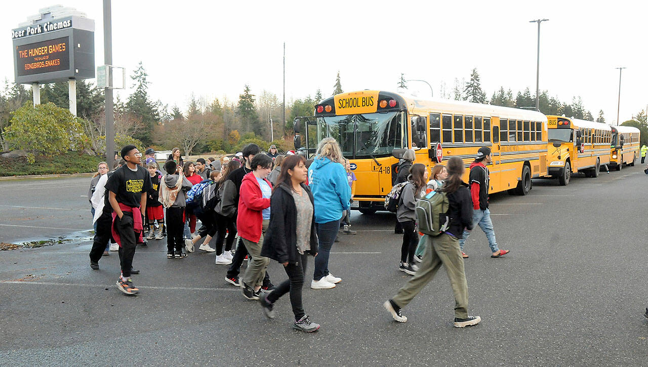 Sequim students unload from buses in front of Deer Park Cinemas in Port Angeles for Friday’s advance screening of “The Boys in the Boat.” (Keith Thorpe/Peninsula Daily News)