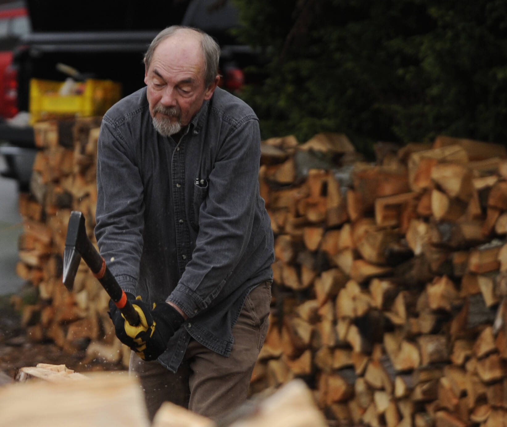 Ron Long lines up his axe as he and fellow woodcutters split wood at Jack Tatom’s property last month. (Michael Dashiell/Olympic Peninsula News Group)