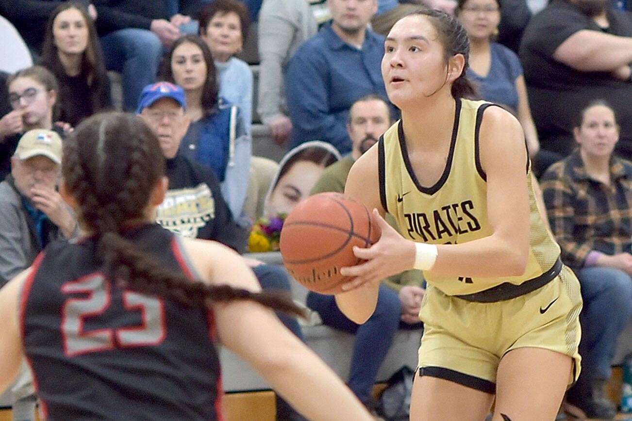 KEITH THORPE/PENINSULA DAILY NEWS
Peninsula's Jenilee Donovan sets up for a trey as Everett's Jada Andresen looks on during Saturday's home finale in Port Angeles.