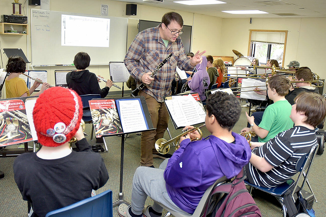 KEITH THORPE/PENINSULA DAILY NEWS
Music teacher Jesse Reynolds leads a sixth-grade band class through a song at Franklin School in Port Angeles.