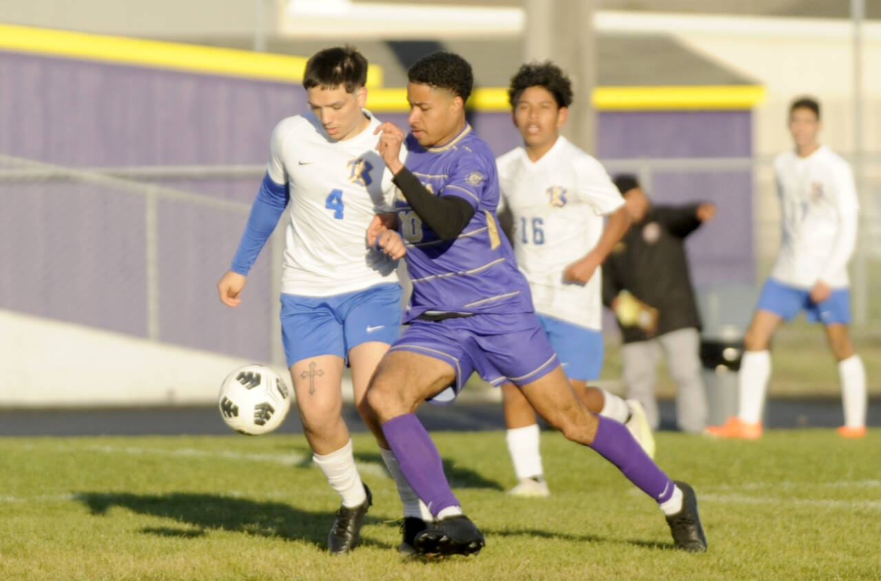 Sequims Mekhi Ashby (10) dribbles the ball up the field against North Mason on Tuesday in Sequim. (Michael Dashiell/Olympic Peninsula News Group)