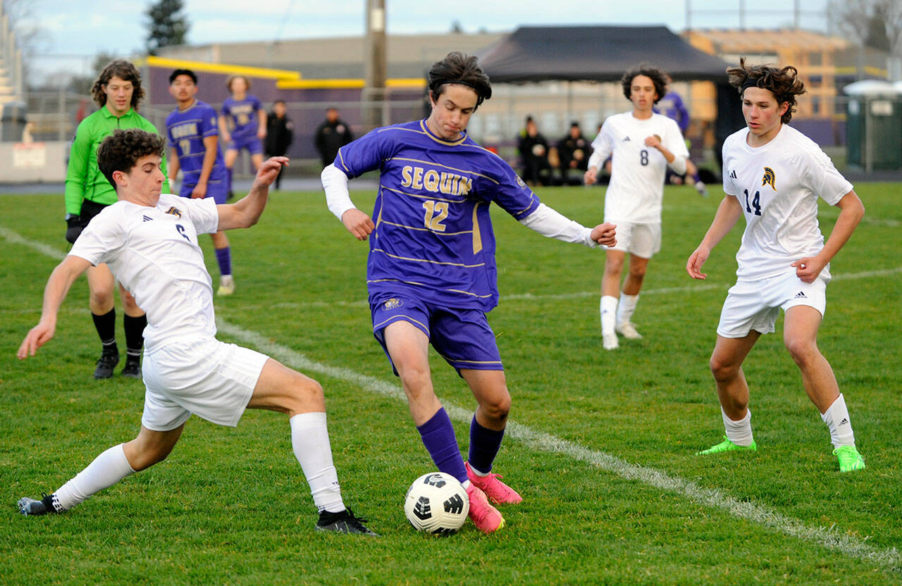 Michael Dashiell/Olympic Peninsula News Group
Sequims Josh Alcaraz, center, avoids two Bainbridge defenders during a March contest. Alcaraz was selected to the All-Olympic League first team in voting conducted by league coaches.
Michael Dashiell/Olympic Peninsula News Group Sequims Josh Alcarez, center, avoids two Bainbridge defenders during a March contest. Alcarez was selected to the All-Olympic League first team in voting conducted by league coaches.