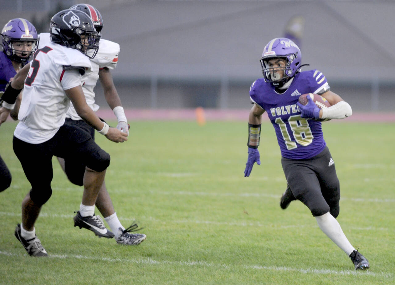 Sequims Malachi Hampton (18) had a 74-yard touchdown reception against Franklin Pierce. (Michael Dashiell/Olympic Peninsula News Group)