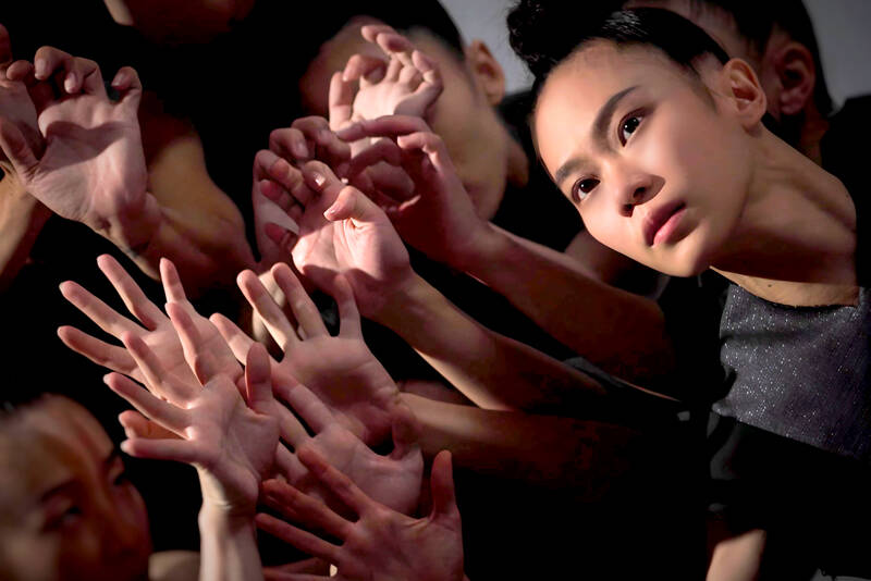 The Hung Dance ensemble will bring its performance titled “Birdy” to Field Arts & Events Hall on Wednesday. (K2 Tsai)