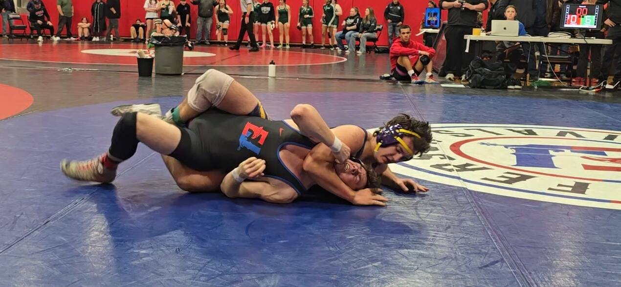 Marcie Lammers
Sequim sophomore Aiden Glenn gains an advantage over East Jefferson’s Aiden Kraft during a four-team season-opening jamboree at Port Townsend High School. Other teams in attendance were Port Angeles and Forks. Glenn and Kraft both wrestled at Mat Classic, the state wrestling tournament, last season.