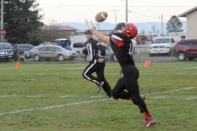 Lonnie Archibald/for Peninsula Daily News Neah Bay&rsquo;s Cameron Buzzell reaches out to receive a pass last season. Buzzell led the team in receiving with 38 receptions for 791 yards and 15 touchdowns in 2015.                                Lonnie Archibald/for Peninsula Daily News Neah Bay&rsquo;s Cameron Buzzell reaches out to receive a pass last season. Buzzell led the team in receiving with 38 receptions for 791 yards and 15 touchdowns in 2015.