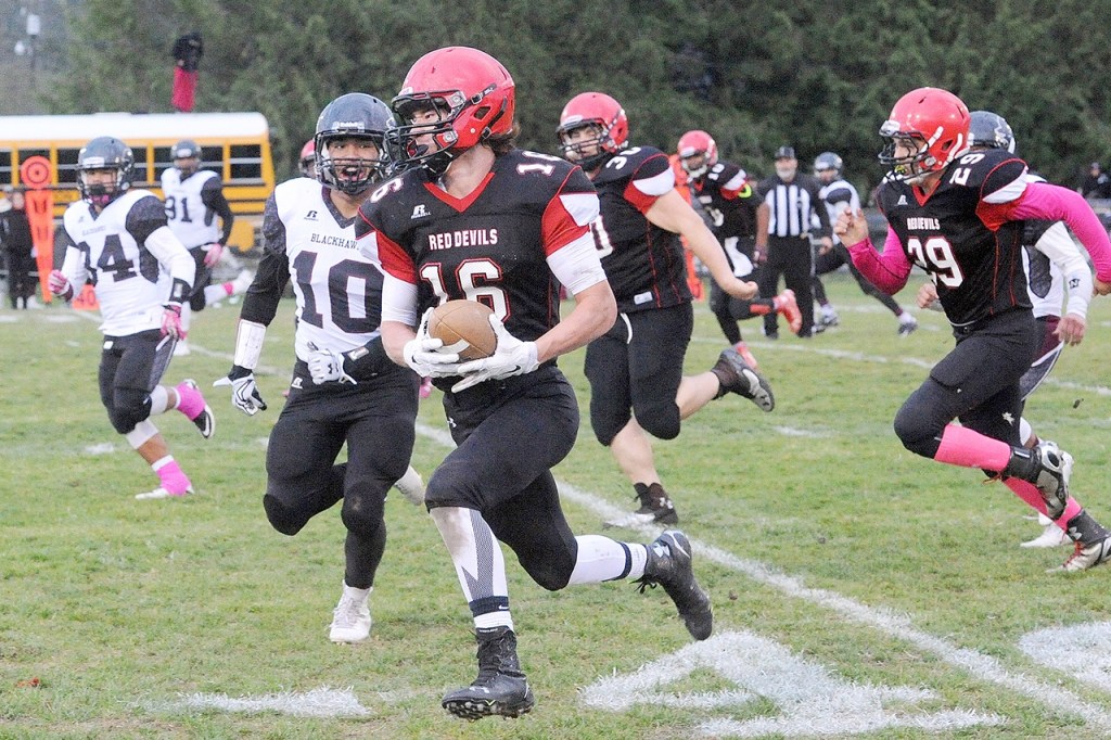 Lonnie Archibald/for Peninsula Daily News Neah Bay&rsquo;s Cole Svec gets to the outside against Tulalip Heritage last season.