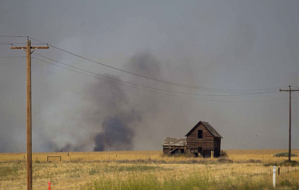 A wildfire burns between Moxee and Sunnyside on Sunday, July 31. (Sofia Jaramillo/Yakima Herald-Republic via AP)