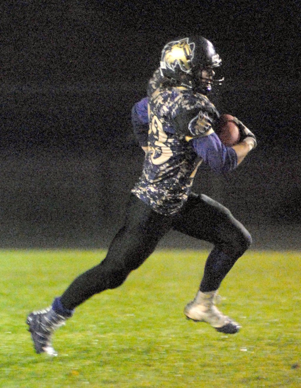 Keith Thorpe/Peninsula Daily News                                Sequim&rsquo;s Gavin Velarde spints across field on his way to the end zone in the third quarter.