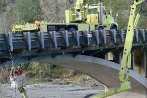 Crack found in Elwha River bridge pier; span remains open while crews monitor