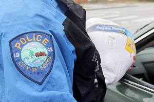 Forks officer stops drivers — to give them turkeys