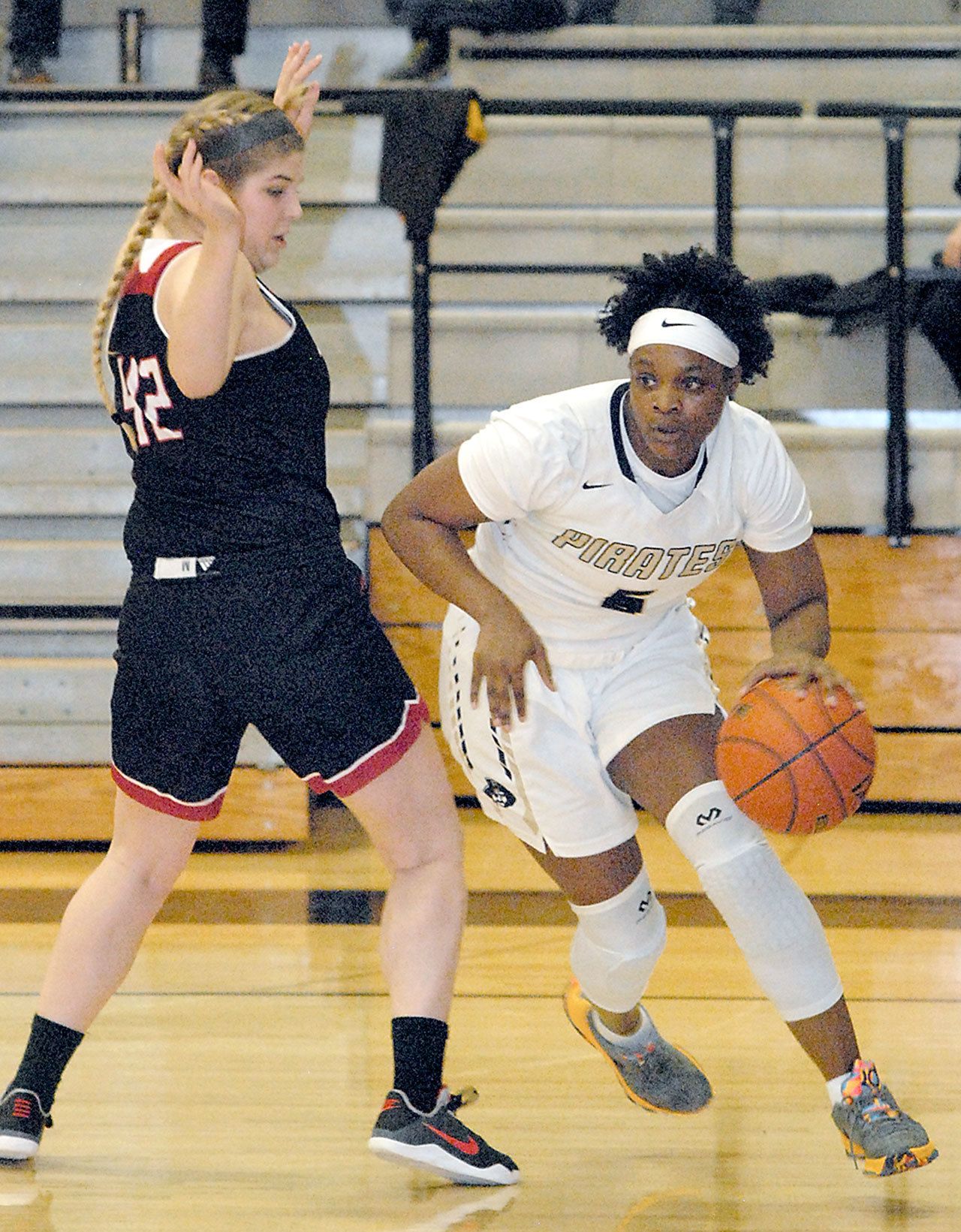Keith Thorpe/Peninsula Daily News Peninsula&rsquo;s Jenise McKnight slips past the defense of Everett&rsquo;s Uju Chibuogwu in the second quarter on Saturday in Port Angeles.
