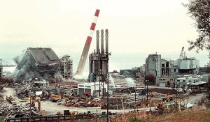 The recovery boiler and smokestack at Rayonier pulp mill in Port Angeles topple in a controlled implosion Oct. 30, 1998. (Keith Thorpe/Peninsula Daily News)