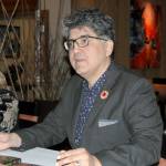 Author Sherman Alexie autographs books at 7 Cedars Casino in Blyn after giving the keynote address Friday at a Peninsula Behavioral Health fundraiser. (Paul Gottlieb/Peninsula Daily News)