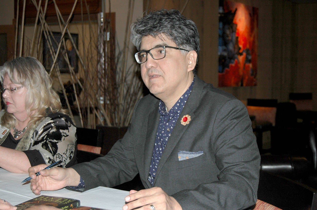 Author Sherman Alexie autographs books at 7 Cedars Casino in Blyn after giving the keynote address Friday at a Peninsula Behavioral Health fundraiser. (Paul Gottlieb/Peninsula Daily News)
