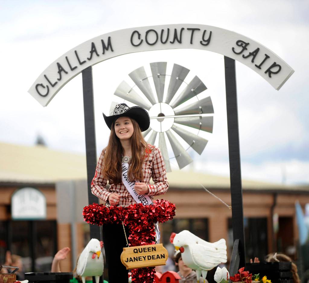 Clallam County Fair Queen Janeydean O&rsquo;Connor is all smiles at Saturday&rsquo;s Grand Parade. (Michael Dashiell/Olympic Peninsula News Group)
