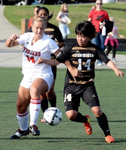 Peninsula's Myu Ban (14) battles Victoria Lentz for the ball during Everett's 1-0 win. Rick Ross/Peninsula College Athletics
