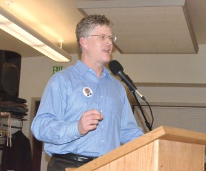 Jeff Randall makes the case for funding the Mountain View complex at a meeting Wednesday night. (Charlie Bermant/Peninsula Daily News)