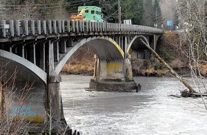 The Elwha River runs at near flood stage beneath the U.S. Highway 101 bridge west of Port Angeles on Thursday.  Keith Thorpe/Peninsula Daily News ()