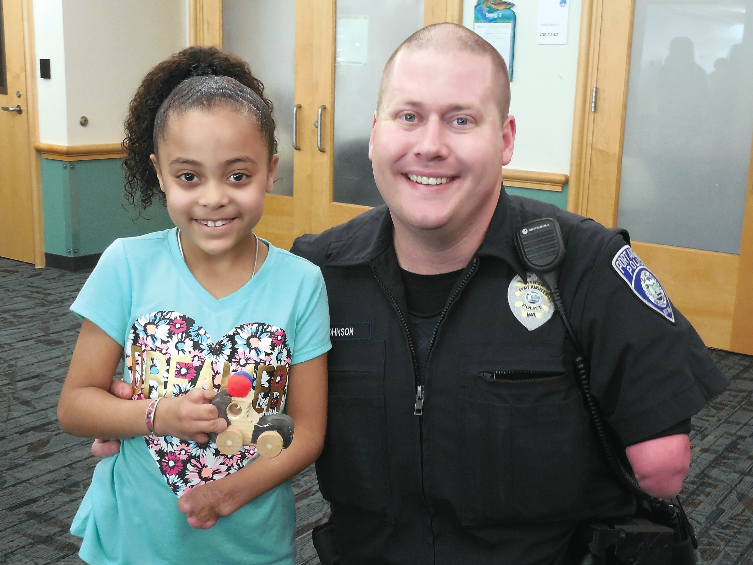 Officer Mike Johnson and Ariahna Gregory share a happy moment at Seattle Childrens Hospital. ()