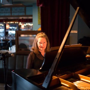 Pianist Linda Dowdell