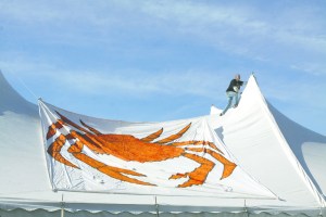 Kevin Johnson of Port Angeles helps put up the gigantic crab banner in the Red Lion Hotel parking lot as crews set up for this weekend's Crab Fest. Dave Logan/for Peninsula Daily News