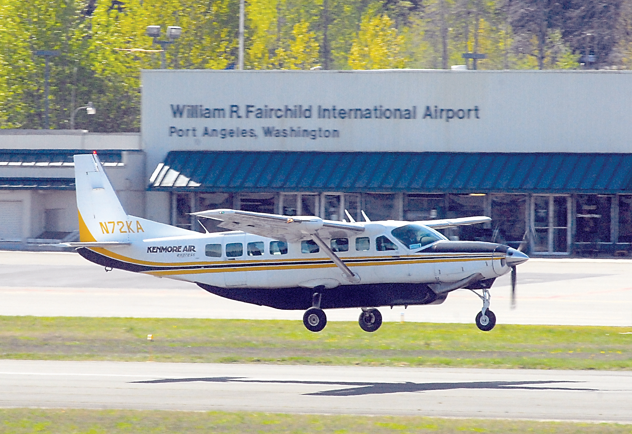 A Kenmore Air plane lands in Port Angeles.  Photo by Keith Thorpe/Peninsula Daily News