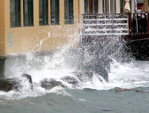 High winds and tide batter the outside of Port Townsend's Better Living Through Coffee on Thursday. Charlie Bermant/Peninsula Daily News