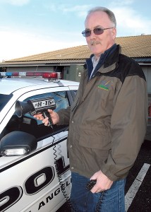 Port Angeles Police Chief Terry Gallagher holds a hand-held radar unit behind the police station. — Keith Thorpe/Peninsula Daily News