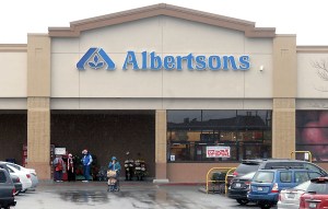 Albertsons at the corner of Lauridsen Boulevard and Lincoln Street in Port Angeles will get a new name and new direction next year. Photo by Keith Thorpe/Peninsula Daily News