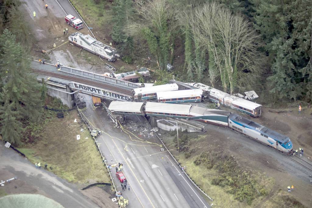 Video shows crew didn’t use electronic devices in train crash