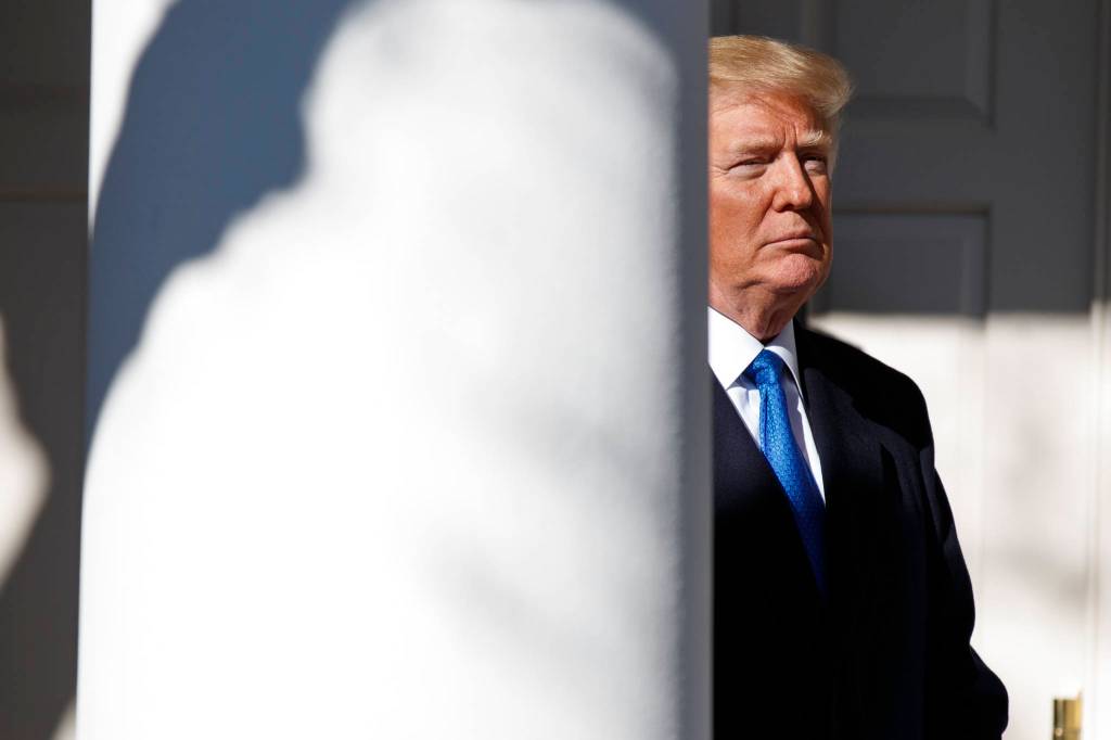 U.S. government shuts down; Dems, GOP blame each other