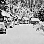The cabins at Log Cabin Resort, shown here sometime between 1943 and 1957. (Hansen Collection)