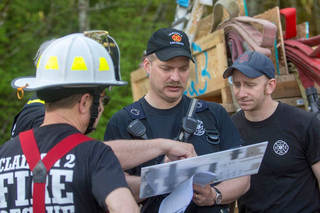 Clallam Fire District No. 2 Deputy Chief of Operations Jake Patterson sets attack teams during the fire training. (Jesse Major/Peninsula Daily News)