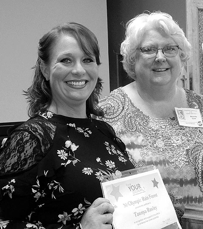 The winner of the Live Your Dream Award for 2018 Tawnya Rowley with Rhonda Cole.