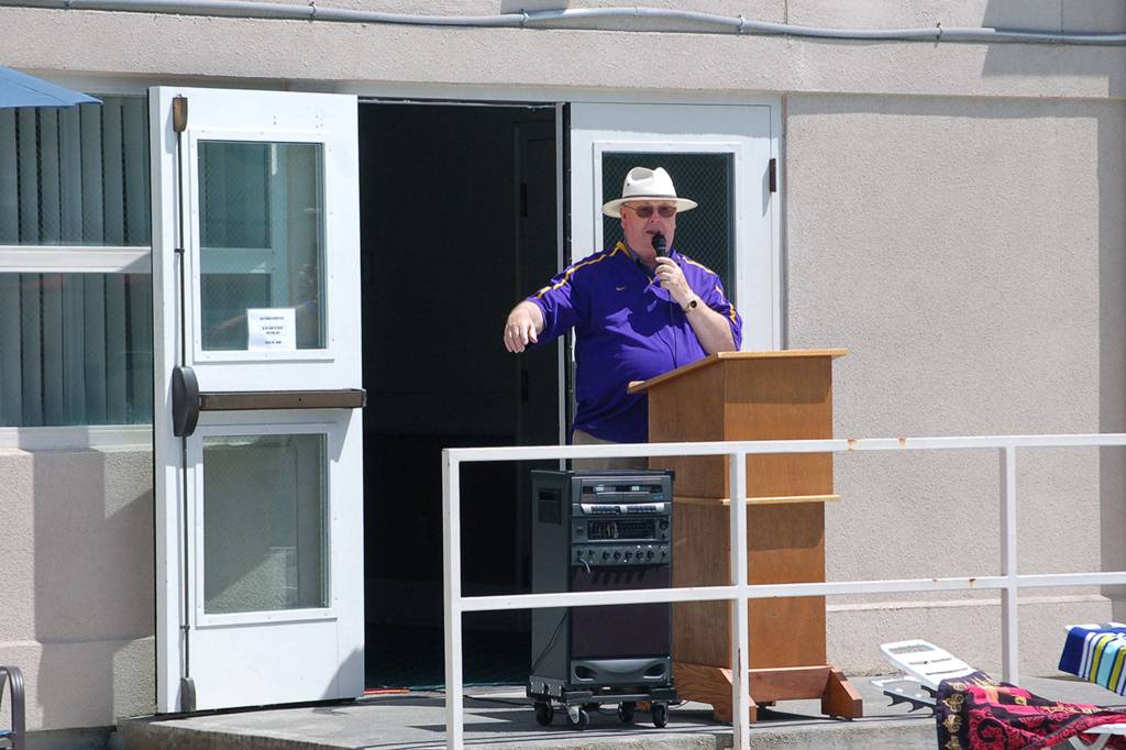 Sunland Owner Association president Fred Smith gives a speech about the dedication of the Sunland Golf Country Club pool to Cynthia Little. (Erin Hawkins/Olympic Peninsula News Group)