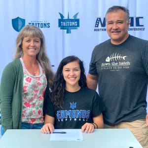 AREA SPORTS BRIEFS: Sequim’s Bentz to play softball at Edmonds