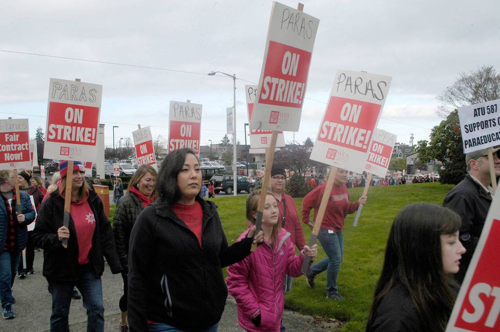Strike supporters made their way in a long line around the courthouse Friday as they ended their hourlong rally. (Paul Gottlieb/Peninsula Daily News)