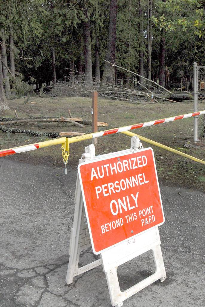 A sign at the front gate to Port Angeles Lincoln Park warns people away from entering the park because of extensive damage from the Dec. 14 windstorm. Although the park is officially open, roads remain closed because of fallen trees and debris. (Keith Thorpe/Peninsula Daily News)