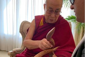 From Sequim to Dalai Lama: Tuttie Peetz’s driftwood gifted during international trip