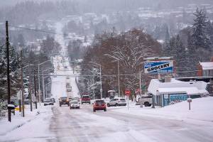 Peninsula residents toil, play in snow following storm