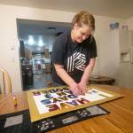 Jenni Tiderman puts together her sign declaring that she has 364 days sober Thursday. She celebrated one year clean from drugs and alcohol Saturday. (Jesse Major/Peninsula Daily News)