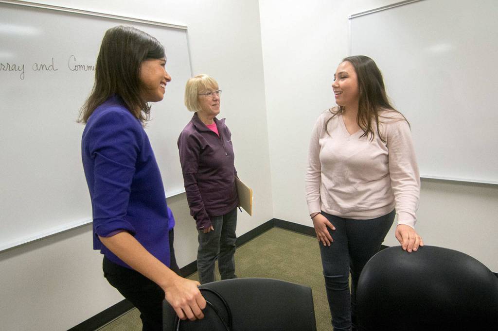 Jessica Rosenworcel of the FCC, left, and U.S. Sen. Patty Murray talk with Peninsula College student Autumn Greiner about a computer class Greiner taught while she was in high school. (Jesse Major/Peninsula Daily News)