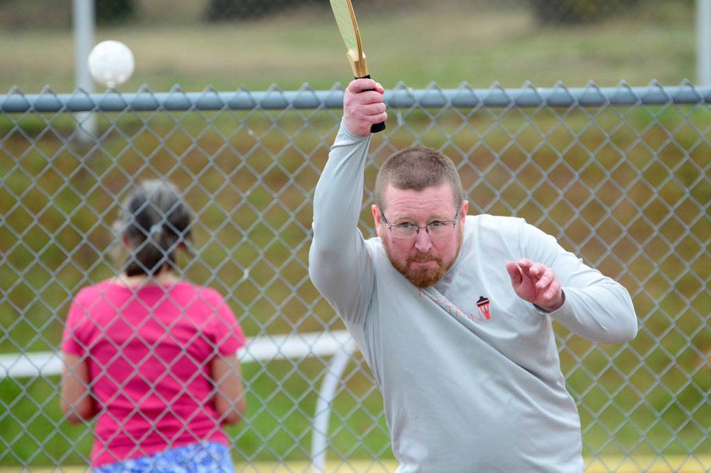 Peninsula Daily News Reporter Rob Ollikainen plays pickleball during Esprits community pickleball tournament Monday. (Jesse Major/Peninsula Daily News)