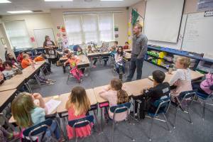 State legislator talks with students about straws