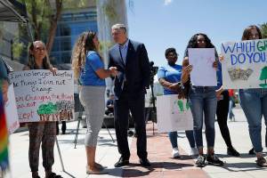 Inslee rallies with young climate activists in Las Vegas