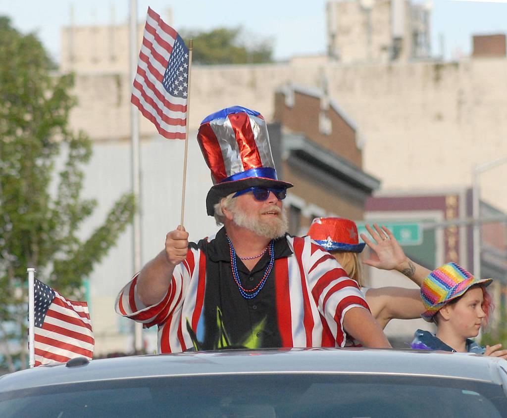 Rick Goette, owner of the New Moon Craft Tavern, shows patriotic spirt from from his businesss parade entry. (Keith Thorpe/Peninsula Daily News)