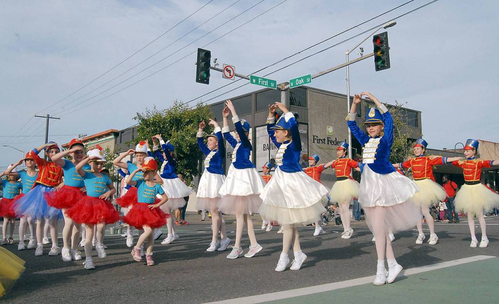 Members of Ballet Workshop of Port Angeles dance in the streets during Thursdays Independence Day parade. (Keith Thorpe/Peninsula Daily News)